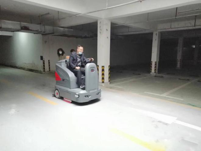 上海小区物业保洁不用人力改用驾驶式洗地机了